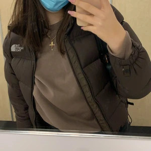 BRUN northface jacka - Brun norhtface jacka använd en halv vinter, xs men passar på mig som brukar ha s/m i jackor, då den är efterfrågad och många som budar så kan man köpa direkt för 4000, högsta budet just nu är 3000🥰 jag är 167