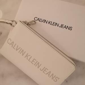 Plånbok från Calvin Klein. Går även att använda som en mindre väska. Aldrig använd! 