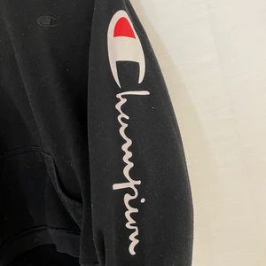 Champion hoodie  - Lite nopprig men är fortfarande väldigt fin! Strl M. Lite små i storlek. Köpare står för frakt, jag föredrar spårbart frakt för bådas säkerhet. Jag ansvarar inte för postens slarv. 🛍