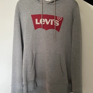 Levis hoodie, strl S - Säljer min Levis hoodie då den ej kommer till användning, den är i gott skick! Strl S men passar lika bra för M.