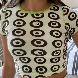 t - shirt  - beige t shirt med bruna cirklar o grön rand. Super skönt martial o i toppenskick !! 💓💓