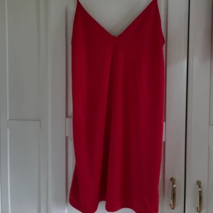 Röd klänning  - Aldrig använt! En röd kort klänning. Har ett fint fall på kroppen❤️