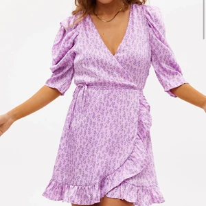 Lila klänning från Loavies - En supersnygg lila klänning från loavies i xs. Den har används ett fåtal gånger och är i ett jättebra skick🥰