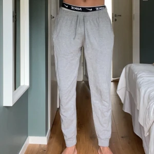 Dickies mjukisbyxor - Dickies mjukisbyxor som är använde men inga fläckar eller hål. Ända är att den är lite nopprig men annars utmärkt skick. Storlek M, modell är 186 cm. Färg: grå. Om du undrar om mått så är det bara att slänga iväg ett DM