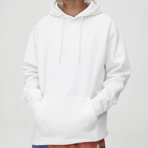 Pull & bear - Säljer en nästan oanvänd pull & bear hopdie i vit storlek S. Passar både tjejer och killar. Skriv vid intresse. Köparen står för frakten.