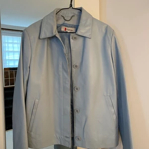 Blå skinnjacka  - Så fin blå skinnjacka i storlek 40. Passar Xs - M 