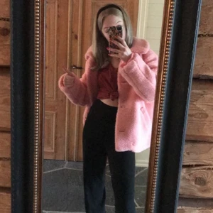 Jacka - Varm, mysig, rosa jacka från bikbok. Perfekt till höst/vinter. Stl S. (Vill fler köpa så vinner högst bud)