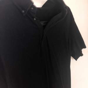Säljer denna svarta piké tröja som jag har köpt second hand för längesedan. Säljer för 50kr! Kan skickas om köparen står för frakt!! Tvättar självklart alltid kläderna innan jag skickar dom!!💘💘