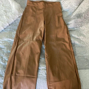 Skinnbyxor från gina - Bruna skinnbyxor från gina som jag aldrig använt och därför nu säljer. Stängs med en dragkedja på sidan av vänster höft. Pris + 62kr frakt 🦋
