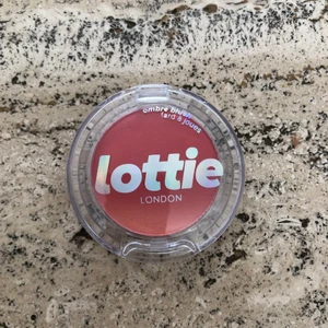 Blush från Lottie London - Ombré blush från Lottie London i den superfina färgen ”haze”. Oanvänd, endast swatchad en gång😊