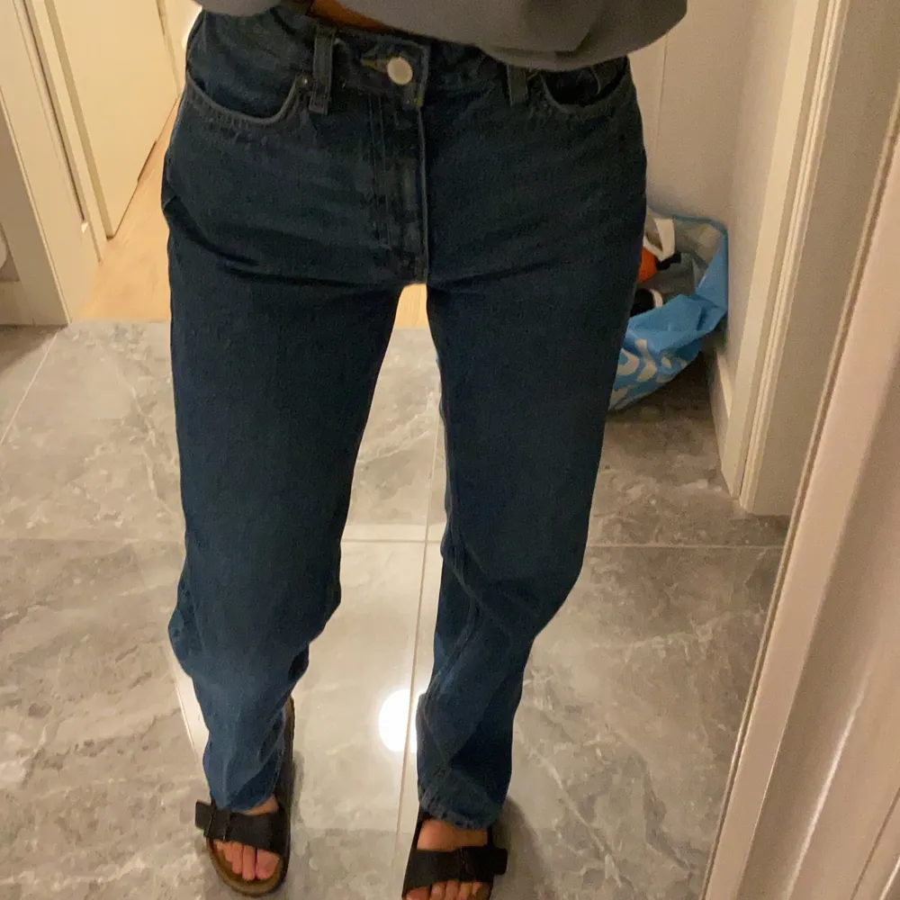 Blå jeans från weekday i storlek 26/32. Jeans & Byxor.