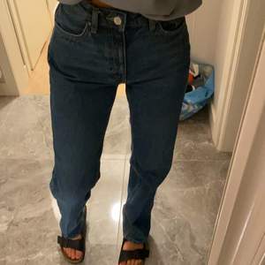 Blå jeans från weekday i storlek 26/32