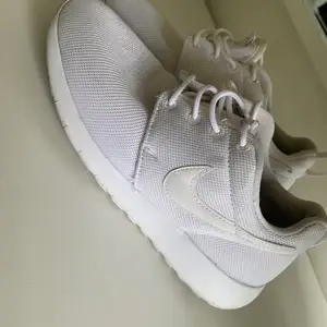 Vita Nike skor sparsamt använda 