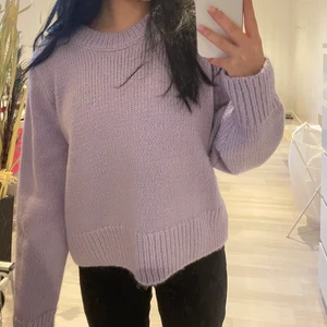 Stickad tröja - Säljer en så fin lila stickad tröja, helt ny och inga defekter alls, medföljer axelvaddar som går att ta bort om de önskas. Perfekt nu inför hösten och skolstart. Tröjan är slutsåld på hemsidor och butik