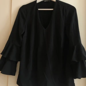 Blus  - Jättefin blus med volanger, fin urringning 