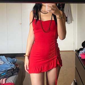 (Garderobsrensning!) En justerbar röd klänning med volanger💃 Går att ändra på längden genom att knyta upp snörena i önskad längd. Stl säger XL men sitter bra på mig med S, så lär passa allt där emellan😗 Frakt 66 eller mötas upp i västerås☺️ 