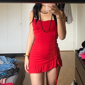Röd klänning❤️ - (Garderobsrensning!) En justerbar röd klänning med volanger💃 Går att ändra på längden genom att knyta upp snörena i önskad längd. Stl säger XL men sitter bra på mig med S, så lär passa allt där emellan😗 Frakt 66 eller mötas upp i västerås☺️ 
