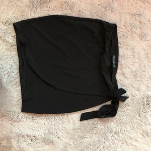 Nelly kjol  - Denna fina omlottkjolen är från Nelly och endast använd 3 ggr. Den är i mycket bra skick. Köparen står för frakten. Den kostar 65+45 kr frakt🌸🌸🌸