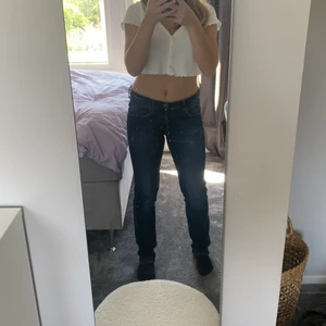 Stockholm  - Jätte fina lågmidjade jeans från levi’s! Jag är runt 160 cm och dom är lite låga i benen och lite stora i midjan,  man kan dra åt dom i midjan så dom inte är lika stora!❤️Frakten får köparen betala!⚡️ 