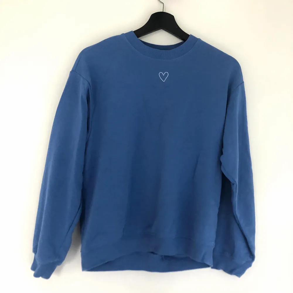 Blå tröja från monki💓 Står som xxs(väldigt oversized) men sitter bra och inte tight på en som har S🤍. Tröjor & Koftor.