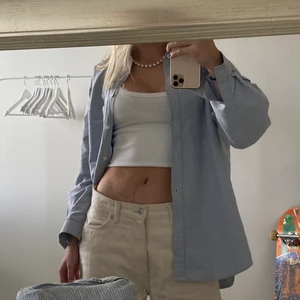 Blå skjorta - Säljer min så fina blå skjorta i lite rejälare material. Köpt på beyond retro för 300! Säljer då jag har en ny liknande, kom privat för fler bilder och buda från 160 kronor ex frakt