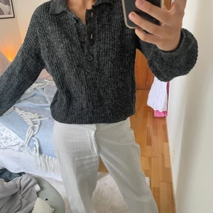 Nakd stickad tröja  - Chill grå stickad tröja från NAKD med knappar. Storlek S