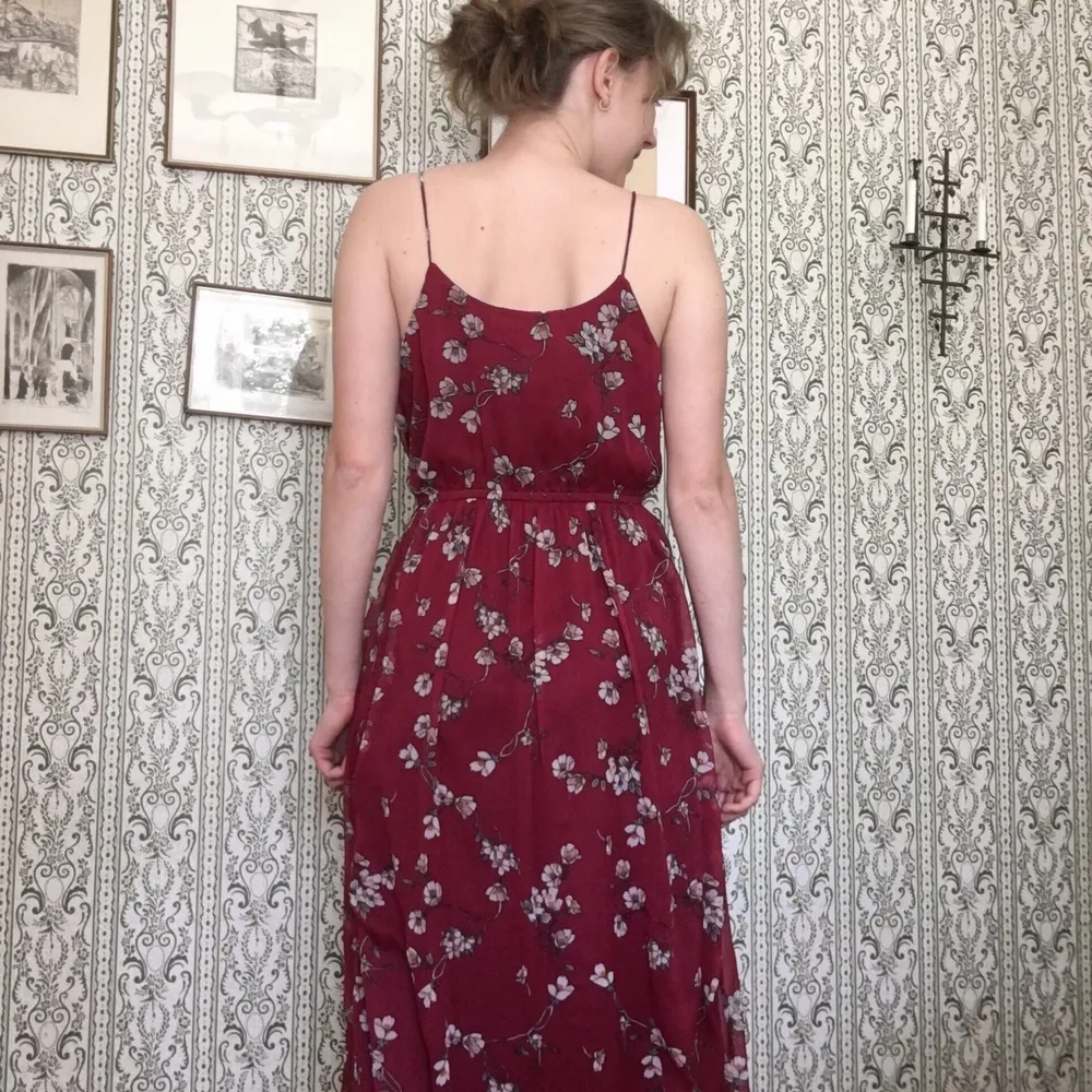 Långklänning från Vera Moda. Använd 2 gånger och i fint skick. 100% polyester. För referens är jag 176 cm.. Klänningar.