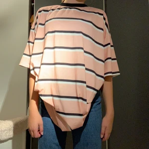 T-shirt  - Säljer denna snygga t-shirt! Kan stylas med byxor men kan oxå användas som ett natt linne om man har storlek S på kläder ungefär. Jag är S och den är ocersized på mig. Men super snygg till ett par blåa jeans! Ganska ny och i bra skick. Använd två gånger och tvättad en 😋 pris inklusive frakt 📦 
