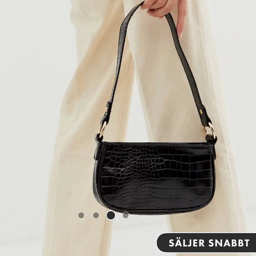 Säljer en svart baguettebag från ASOS. Nypris 229, använd fåtal gånger❣️ Säljer då den inte kommer till användning         Möts upp i Sollentuna/Stockholm eller så står köparen för frakten😊. Väskor.