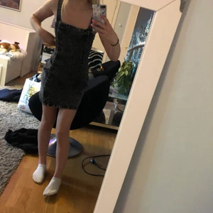 klänning - superfin svart jeans klänning från HM. använts 1 gång så i princip nyskick🥰 