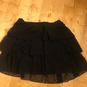 Kjol - (Lägger upp igen då köparen ångrade sig) Säljer denna svarta volangkjol med prickar, aldrig använd och minns inte vart den är ifrån 💓Kan mötas i Sthlm. Den är stretchiga så passar S-L