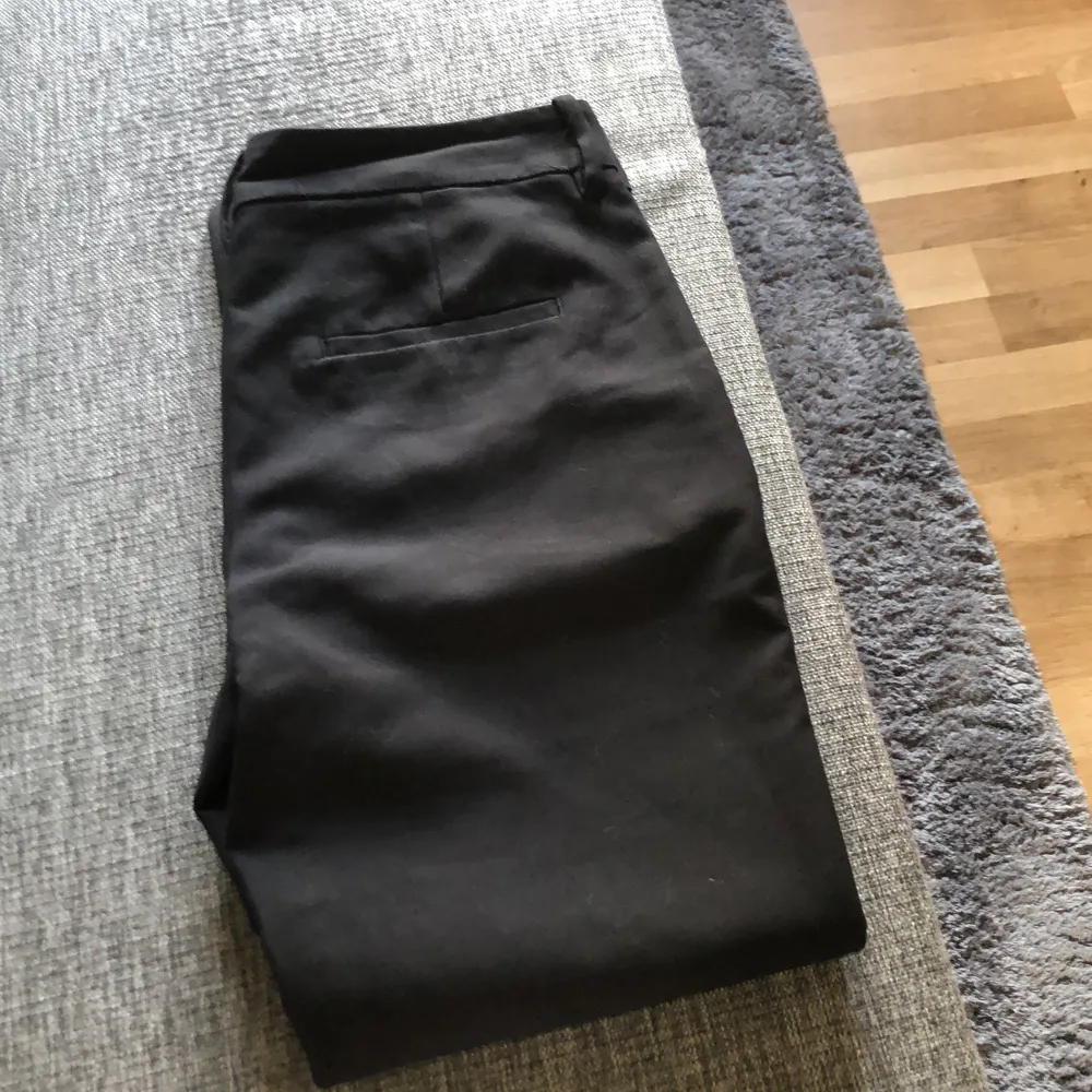 Svarta kostymbyxor från Zara. Använd 2 gånger. Storlek 38. Katt finns i hemmet.. Jeans & Byxor.