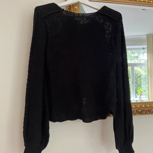 Hunkydory stickat - Svart tunn stickad från Hunkydory! Nästan aldrig använd och sitter fint på storlek small! Virkade detaljer på armar och axlar 