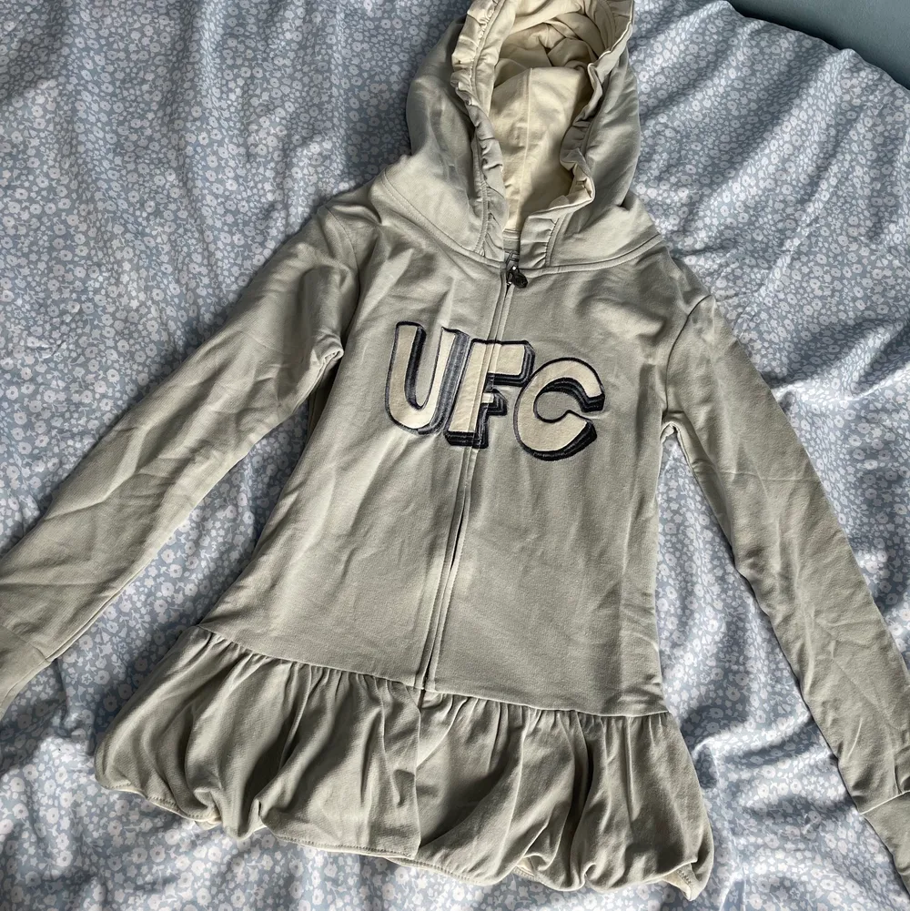 Ljusgrå hoodie från märket UFC i storlek XS, aldrig använd. . Hoodies.