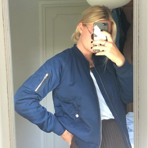 Marinblå bomberjacka - Marinblå bomberjacka i strl M. Sparsamt använd så mkt fint skick!! Perfekt höstjacka