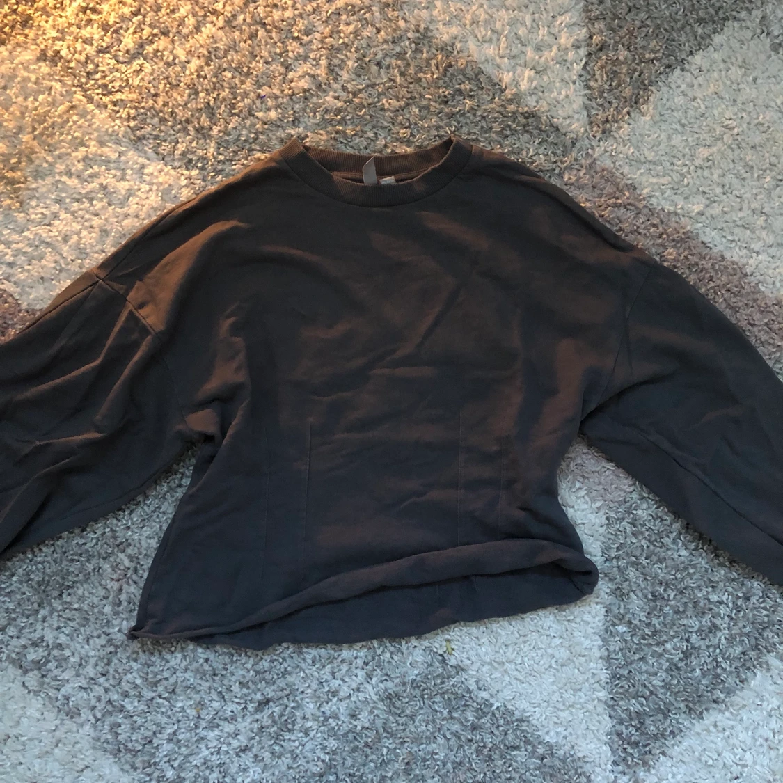 En grå skön tröja