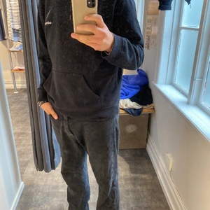 Arigato Hoddie - Säljer nu min svarta Arigato hoodie, köpt i argiato butiken i göteborg. Ord pris: 1600kr