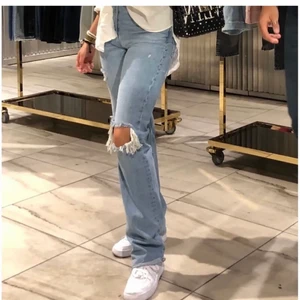 Zara jeans med hål i - SÖKER, dessa zara jeans i storlek 34! Vill endast ha de på bilden och inget i liknande form