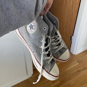 Grå converse - Säljer mina gråa converse i storlek 39 säljer pga lite förstora och använder ett par andra converse. Köparen står för frakten 60 kr