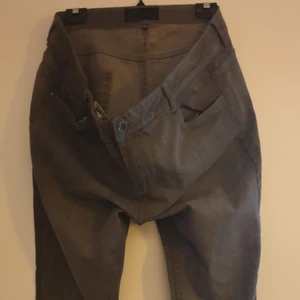 e-jeans - Då jag har ryggskada kan jag inte mötas eller leverera, så antingen hämtas på plats eller så skickar jag!    Kontant eller swish. 