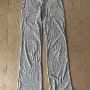 Juicy Couture byxor  - Jättesnygga ljusgrå Juicy Coroure velour byxor i storlek S. Byxorna är i bra skick! Nypris ca 1000kr. Köpare står för porto!💘