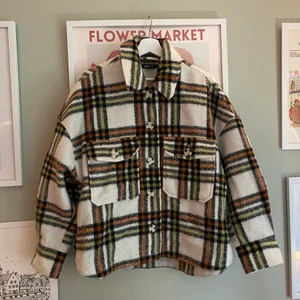 Rutig Jacka - Oanvänd rutig jacka från Gina Tricot, inköpt förra året.