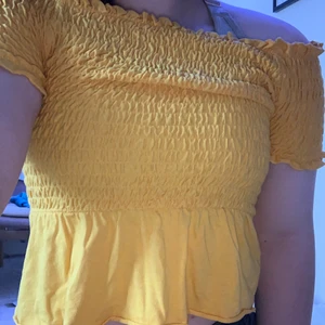 Gul top - söt gul top köpt på second hand:)