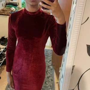 Klänning  - Jätte fin skön klänning.aldrig använd bara på bild 