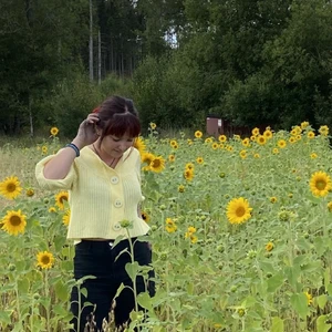 Gul kofta - En super söt pastell gul stickad kofta med gula knappar på💛💛 färgen syns bäst på sista bilden, köptes förra sommaren använd några gånger annars orörd😀 frakt tillkommer som köparen står för📦