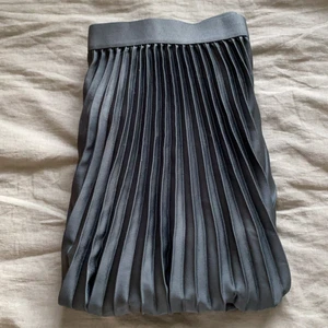 ✨H&m Kjol✨(strl S) - Jätte fin glansig långkjol som jag säljer pga att den nt kommer t användning. Pris kan diskuteras. Köpare står för frakt💘