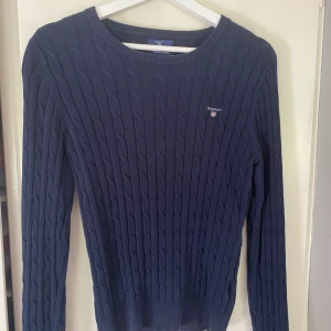 Kabelstickad tröja - En Gant tröja i ny skick som endast använts ett fåtal gånger! Köparen står för frakten!