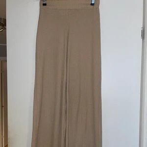 Ljus beiga byxor från bikbok. - Ljusbeige byxor från bikbok i storlek xs 