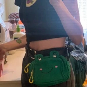 Grod väska  - En grön liten väska med ett ansikte av en groda, aldrig använt :) väldigt gullig! 