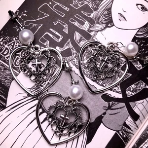 Pearl heart earring🍒 - super söta gott örhängen fina för alla väder💖